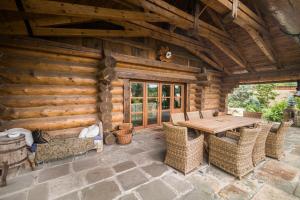 Patio nebo venkovní prostory v ubytování Luxusní srub Líny