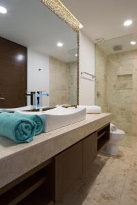 Kylpyhuone majoituspaikassa Anah Suites by Sunest