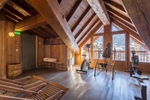 a gym with chairs and exercise equipment in a cabin at Hotel Kandahar in Val dʼIsère