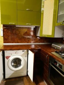 ピャチゴルスクにあるStudio on Gogolya 7のキッチン(洗濯機、緑のキャビネット付)