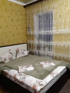 ピャチゴルスクにあるStudio on Gogolya 7のベッドルーム1室(枕付きのベッド1台、窓付)