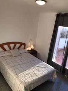Un dormitorio con una cama grande y una ventana en Espectaculares vistas al mar Ático y apart 3 habitaciones, en Llançà