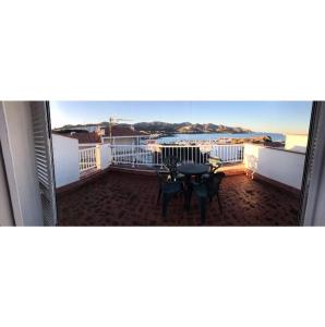 Habitación con vistas a un balcón con mesa y sillas. en Espectaculares vistas al mar Ático y apart 3 habitaciones, en Llançà