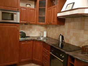 Kuchnia lub aneks kuchenny w obiekcie GoldStar Luxury Old Town Krakow Apartment