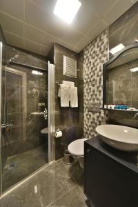 イスタンブールにあるPelican House Hotelのバスルーム(洗面台、トイレ、シャワー付)