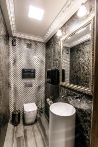 コストロマにあるArt Hotel Aleksandrovskyのバスルーム(洗面台、トイレ、鏡付)