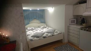 ロヴァニエミにあるArctic River Apartmentの小さなベッドルーム1室(角にベッド1台付)
