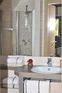 ein Bad mit einem Waschbecken und einem Spiegel in der Unterkunft Pension Willischza in Burg