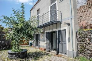 een boom in een pot naast een gebouw bij Case Vacanze - Antico Corso in Catania
