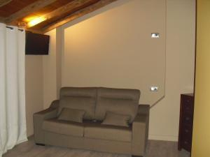 a living room with a couch and a curtain at Vilamaroto in Meranges