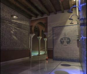 
a bath room with a fountain and a tub at Hospederia Baños Arabes De Cordoba in Córdoba
