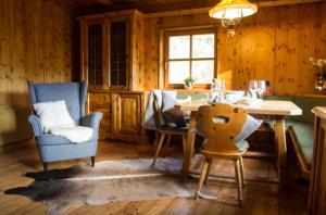 Un lugar para sentarse en Zirbenchalet Eggriedl 22 fotos más