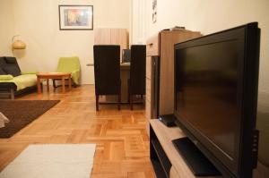 ブダペストにあるGreen Apple Apartmanのリビングルーム(大画面薄型テレビ付)