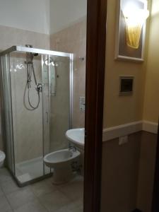 ein Bad mit einer Dusche, einem WC und einem Waschbecken in der Unterkunft Hotel Marco Polo SELF CHECK-IN in Bologna