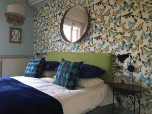 Un dormitorio con una cama y un espejo en la pared. en Clorofilla, en Desenzano del Garda 11 fotos más