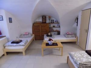 ein Zimmer mit zwei Betten und einem Tisch in der Unterkunft Apartmán Latrán 15 in Český Krumlov