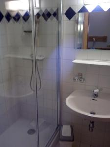 A bathroom at Hotel zum goldenen Hirschen