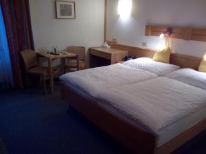 Postel nebo postele na pokoji v ubytování Hotel zum goldenen Hirschen