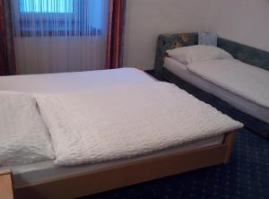 Postel nebo postele na pokoji v ubytování Hotel zum goldenen Hirschen