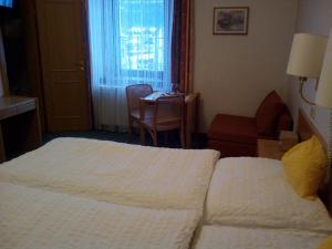 Postel nebo postele na pokoji v ubytování Hotel zum goldenen Hirschen