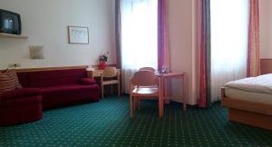 Postel nebo postele na pokoji v ubytování Hotel zum goldenen Hirschen