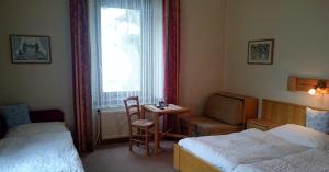 Postel nebo postele na pokoji v ubytování Hotel zum goldenen Hirschen