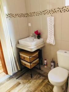 un baño con lavabo e inodoro en Kays Residence, en Pereybere