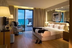 Cette chambre d'hôtel comprend un lit et un balcon. dans l'établissement Hostellerie La Farandole, à Sanary-sur-Mer