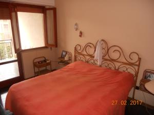 パレルモにあるVilletta Abbateのベッドルーム1室(オレンジ色の毛布付きのベッド1台付)