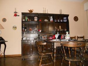 パレルモにあるVilletta Abbateのキッチン(テーブル、椅子付)