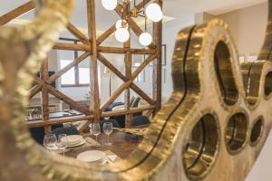 una sala da pranzo con tavolo e bicchieri da vino di Downtown 2Bedroom Wonder a Lisbona