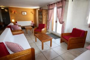 a living room with red chairs and a couch at Meije 13: Grand duplex proche télésiège, vue panoramique in Les Deux Alpes