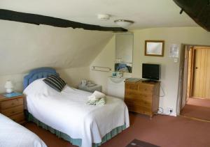 Una cama o camas en una habitación de Haselor Farm B & B