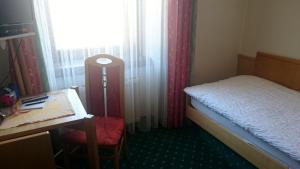Postel nebo postele na pokoji v ubytování Hotel zum goldenen Hirschen