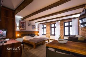 ein Schlafzimmer mit einem Bett und ein Wohnzimmer in der Unterkunft Apartamenty Szewska 25 in Toruń