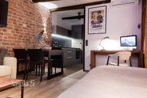 Kuchyňa alebo kuchynka v ubytovaní Apartamenty Szewska 25
