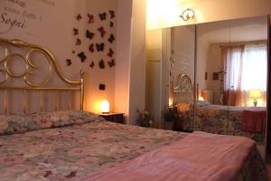1 dormitorio con 2 camas y un espejo grande en Morgana, en Castrezatto