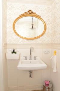 a bathroom with a sink and a mirror at Mazurska Villa Deluxe w Pasymiu z prywatnym pomostem na jezioro Kalwa i łodzią na wyłączność Najwyższe Premium w Osada Zamkowa in Pasym