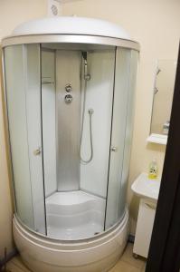 um chuveiro na casa de banho com um lavatório em Аппартаменты на Алексадра Поля 115 em Dnipro