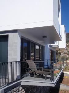 d'un balcon avec une chaise. dans l'établissement Villa Girasol, à Arco da Calheta