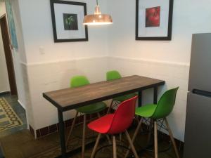a table with four green and red chairs at Zocalo INCREIBLE in Puebla