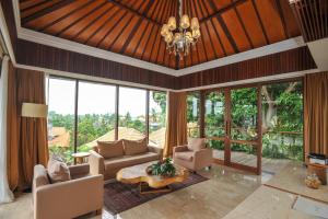 Κήπος έξω από το Komaneka at Rasa Sayang Ubud