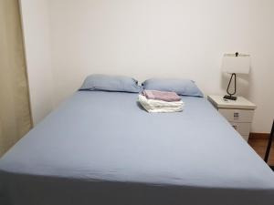 Uma cama ou camas num quarto em Apartamento na praia de Armação