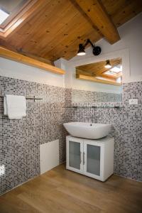 een badkamer met een wastafel en een spiegel bij Case Vacanze - Antico Corso in Catania +71 foto's