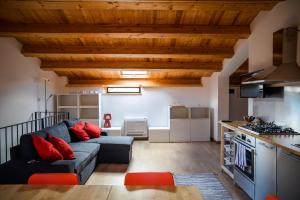 een woonkamer met een bank en een keuken bij Case Vacanze - Antico Corso in Catania