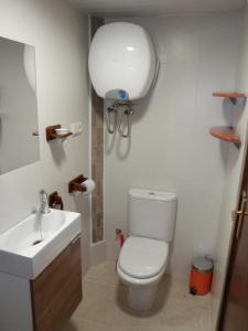 シエラネバダにあるedificio presidente con bellas vistasのバスルーム(白いトイレ、シンク付)
