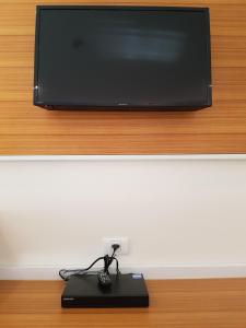 TV a/nebo společenská místnost v ubytování The Whisper Hotel