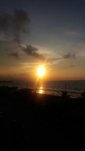 una puesta de sol en la playa con el sol en el cielo en Hotel Casa Blanca, en Las Peñas