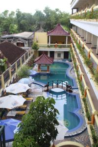 uma vista superior de uma piscina num hotel em Mega Bintang Sweet Hotel em Cepu