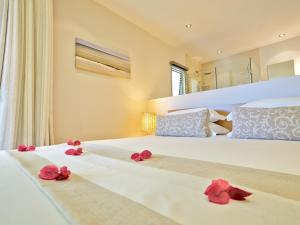 Postel nebo postele na pokoji v ubytování Bon Azur Beachfront Suites & Penthouses with LOV